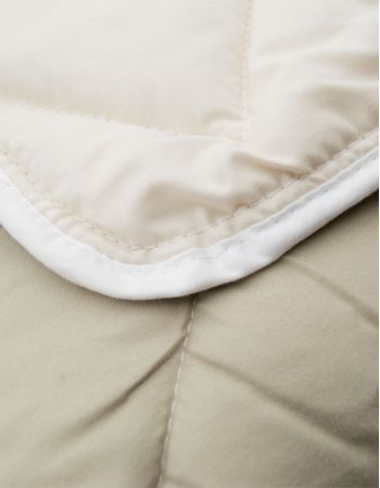 Couette ignifugée en fibres recyclées 250 g/m² - Galet/Taupe - détail